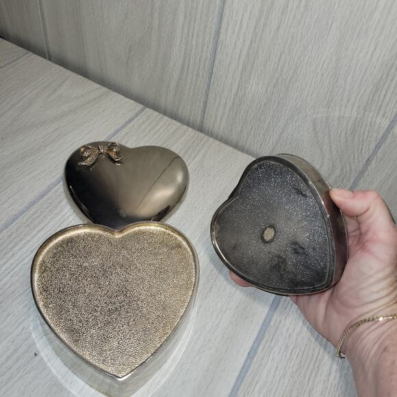 Lot Of 2 Vintage Silver Plated Heart Shaped Felt Lined Trinket Boxes With Bows - Picture 5 of 8